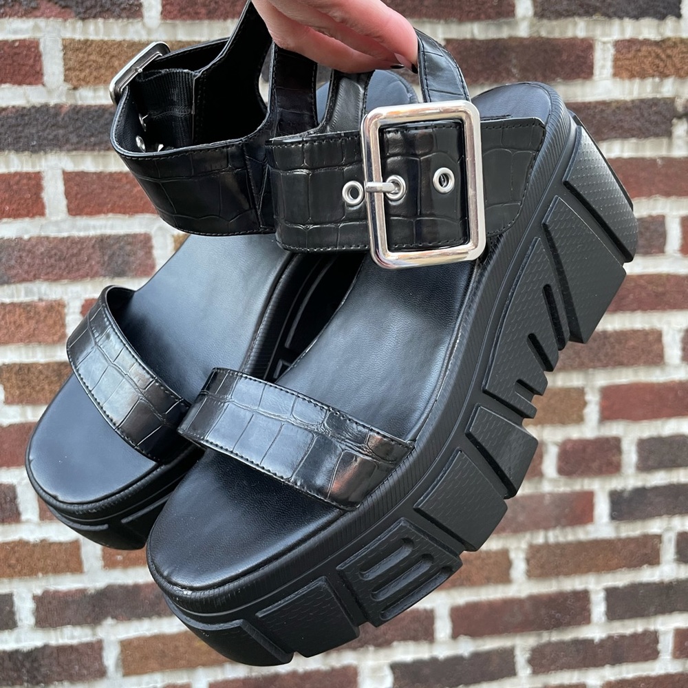 ▪️Chunky black platform sandals▪️